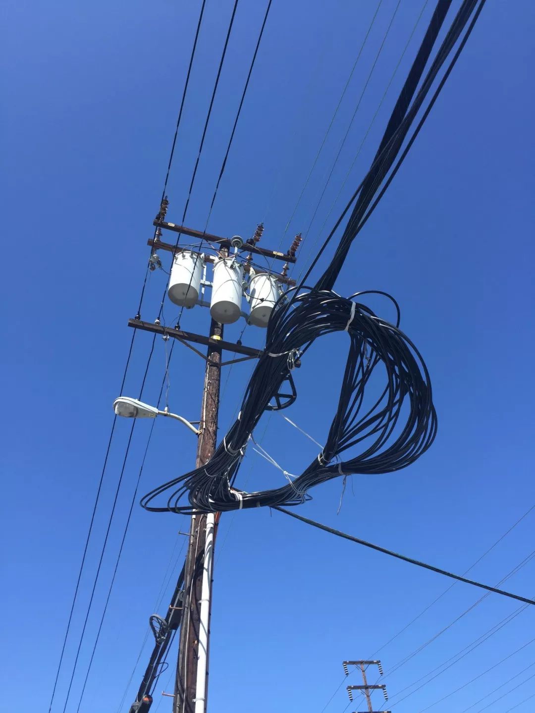 直接把光缆盘挂上不就完事了 第一名 不但盘成了8字形, 还增加了扶梯