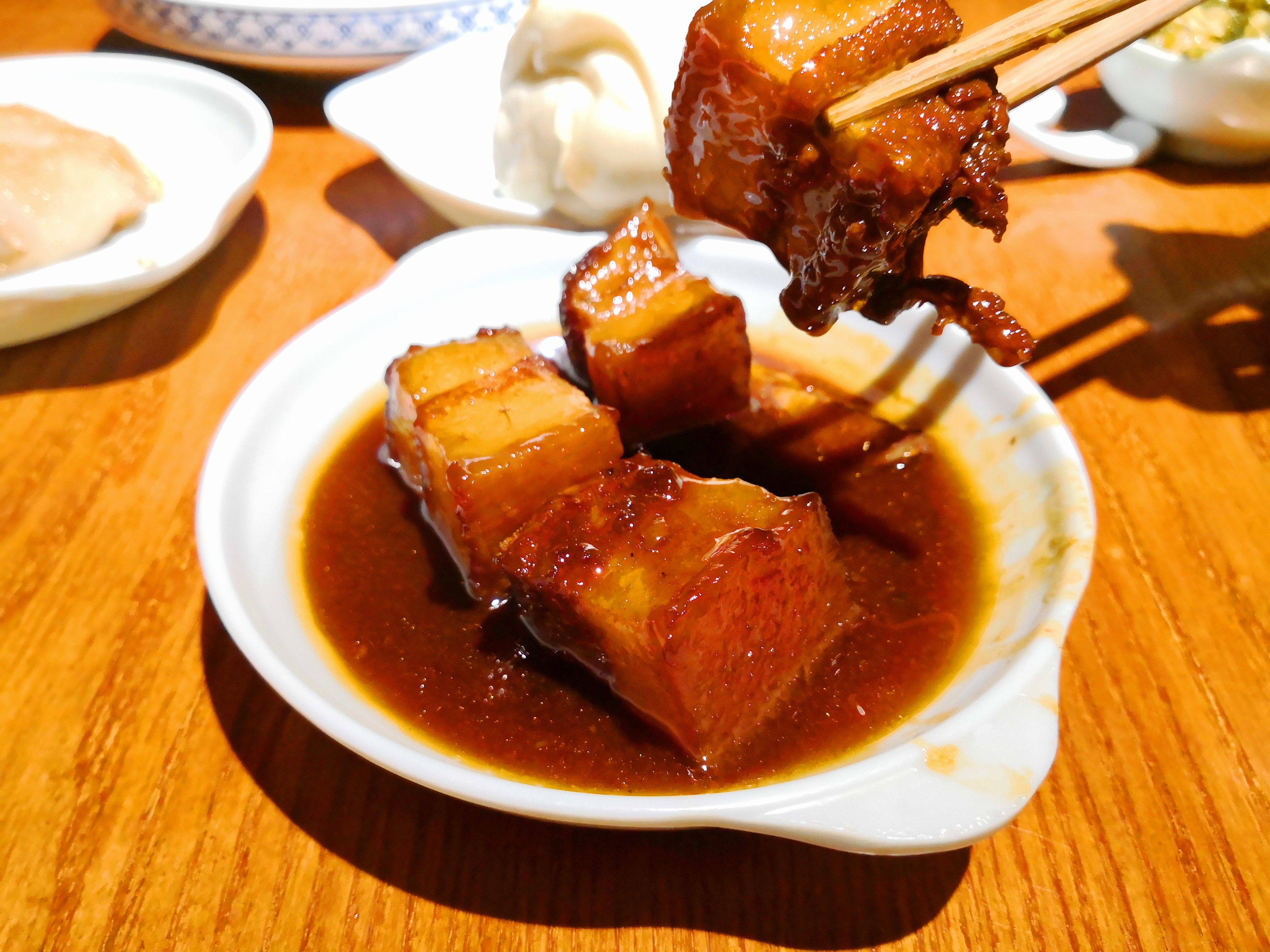 红烧肉的原材料选用肥瘦相间的五花肉最合适,以小火