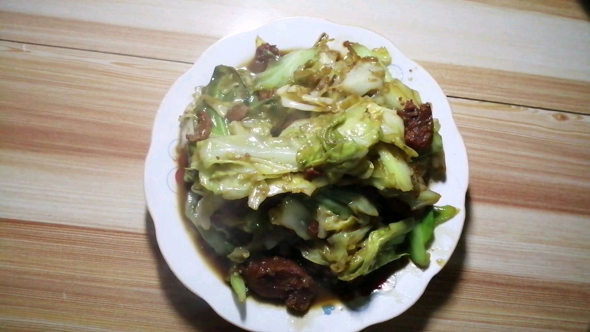 包菜炒香肠味道不错,香肠怎么炒都香