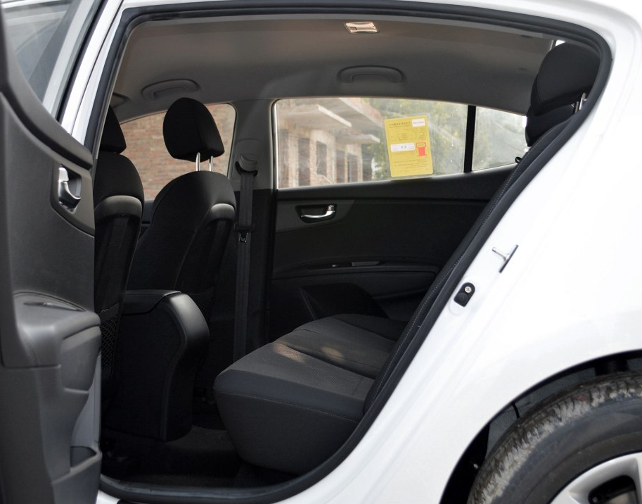 空间是觉得足够用的,比同级这样的车只有够大够宽松,如果是三口之家的