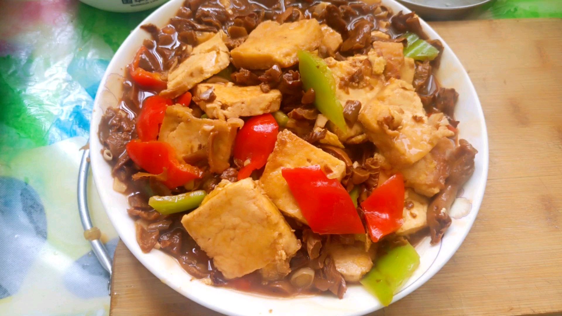 野蘑菇配豆腐一起烧,菌香浓郁豆腐鲜香,吃米饭3碗都不够吃