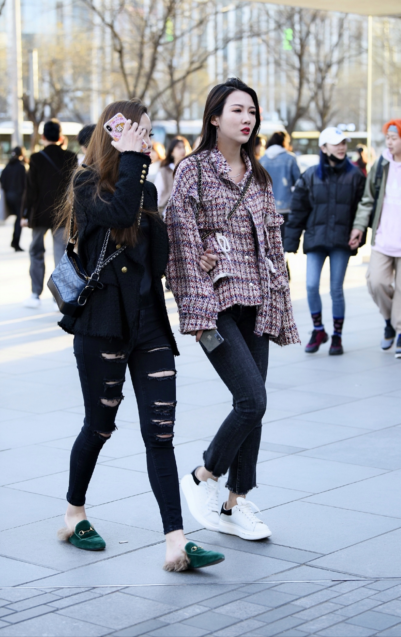 北京街拍:穿漏洞牛仔裤的小姐姐,看上去美丽时尚又吸睛