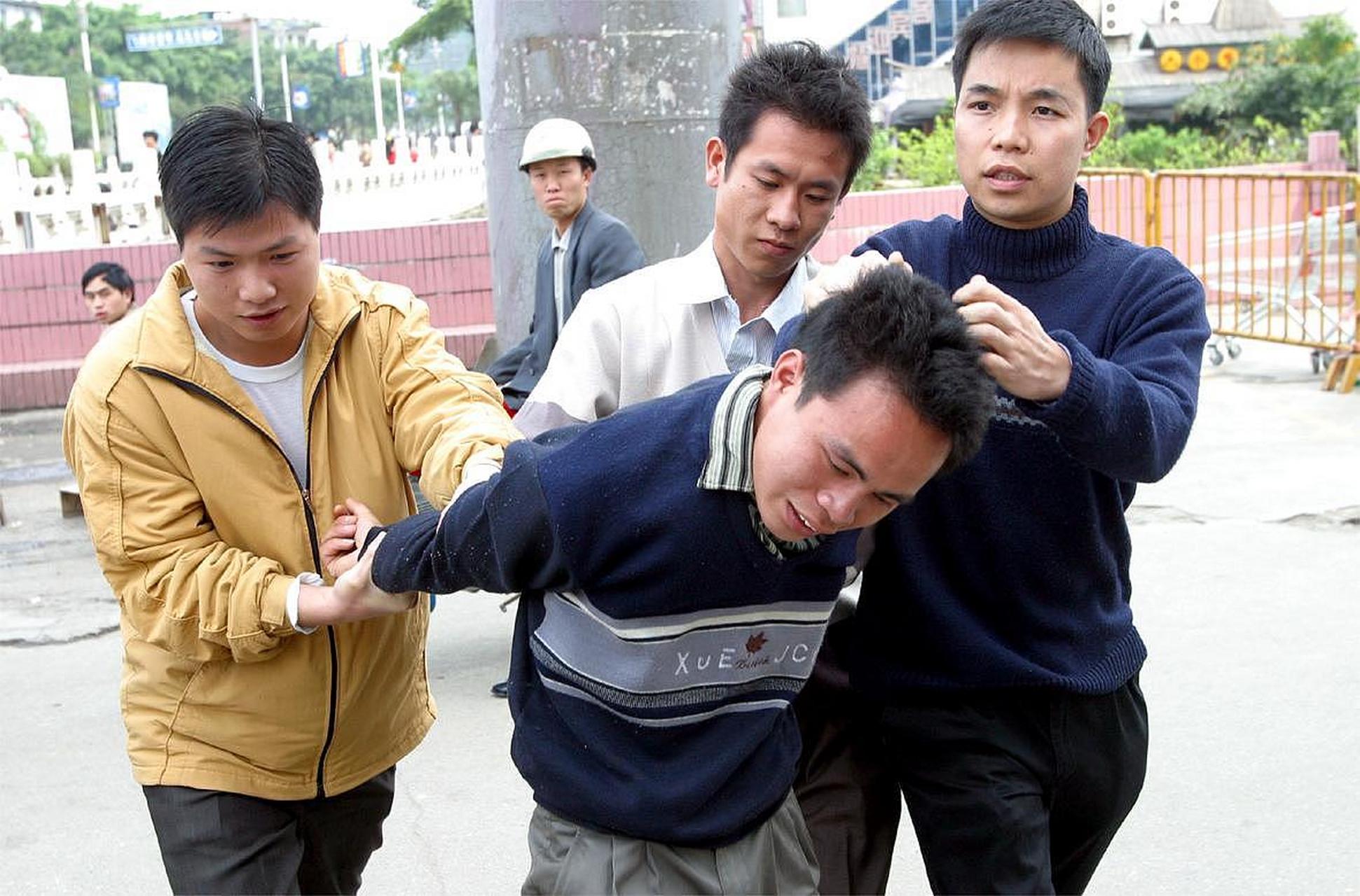 如果孩子在学校小偷小摸,这是一个严重的问题需要家长认真对待.