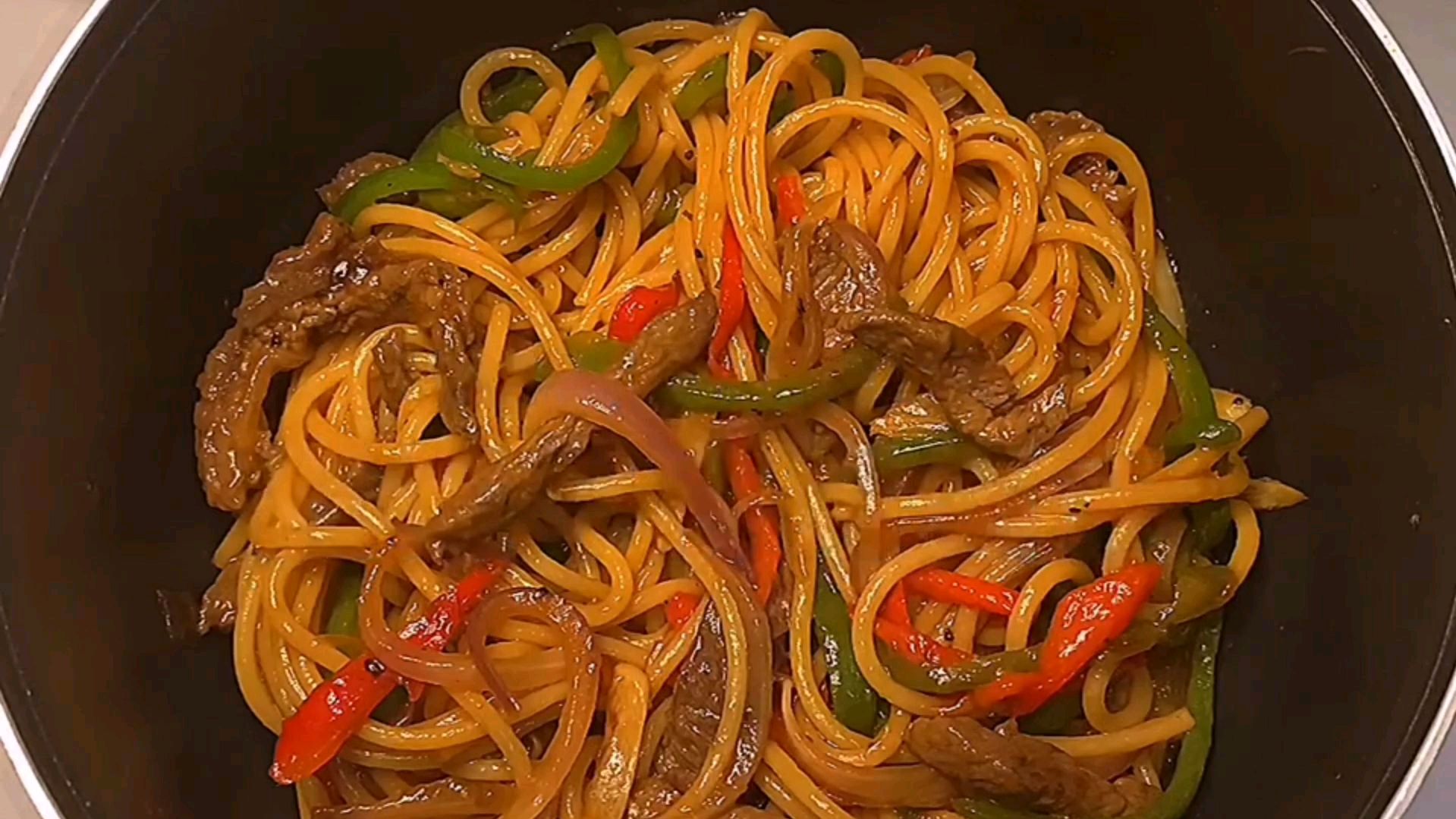 在家做超好吃的黑椒牛柳意面,比餐厅的好吃10倍,再也不用出去买