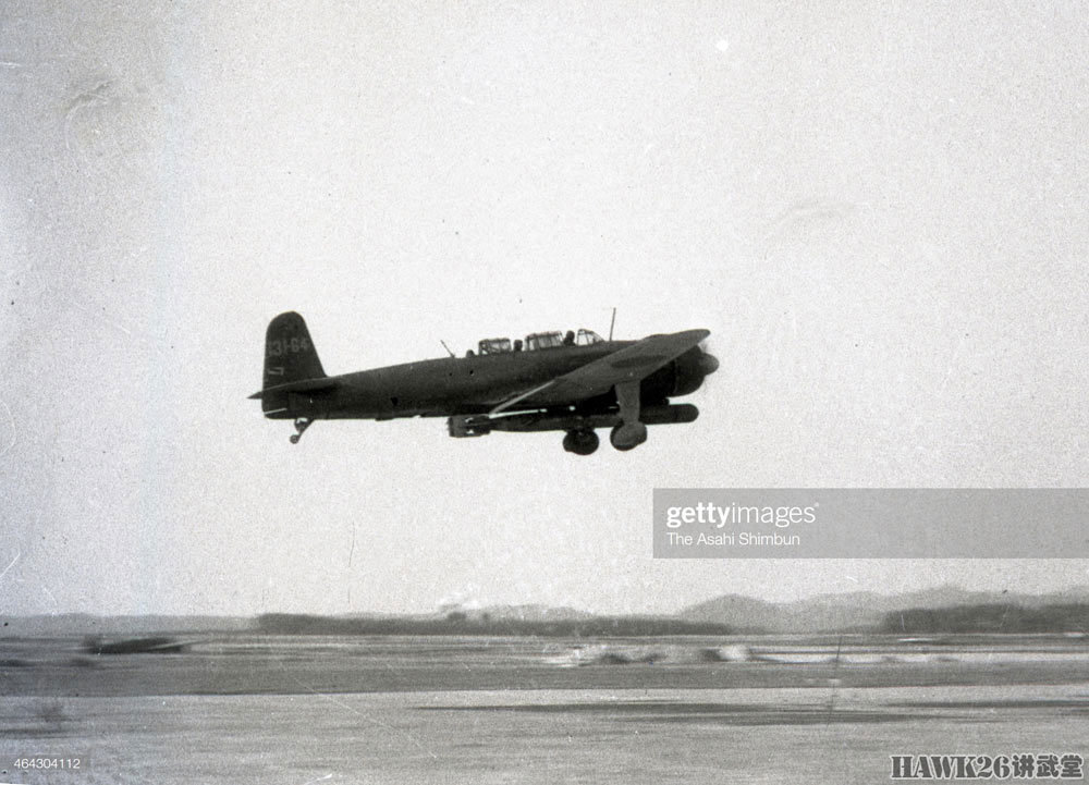 "神风特攻队"最后的疯狂"天山"舰载轰炸机挂上鱼雷准备出击