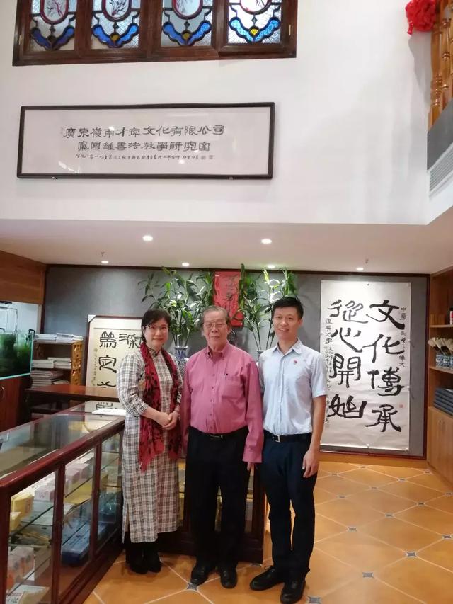 书画"大腕"欧广勇手把手教小朋友临摹,书画义教走进禅城社区