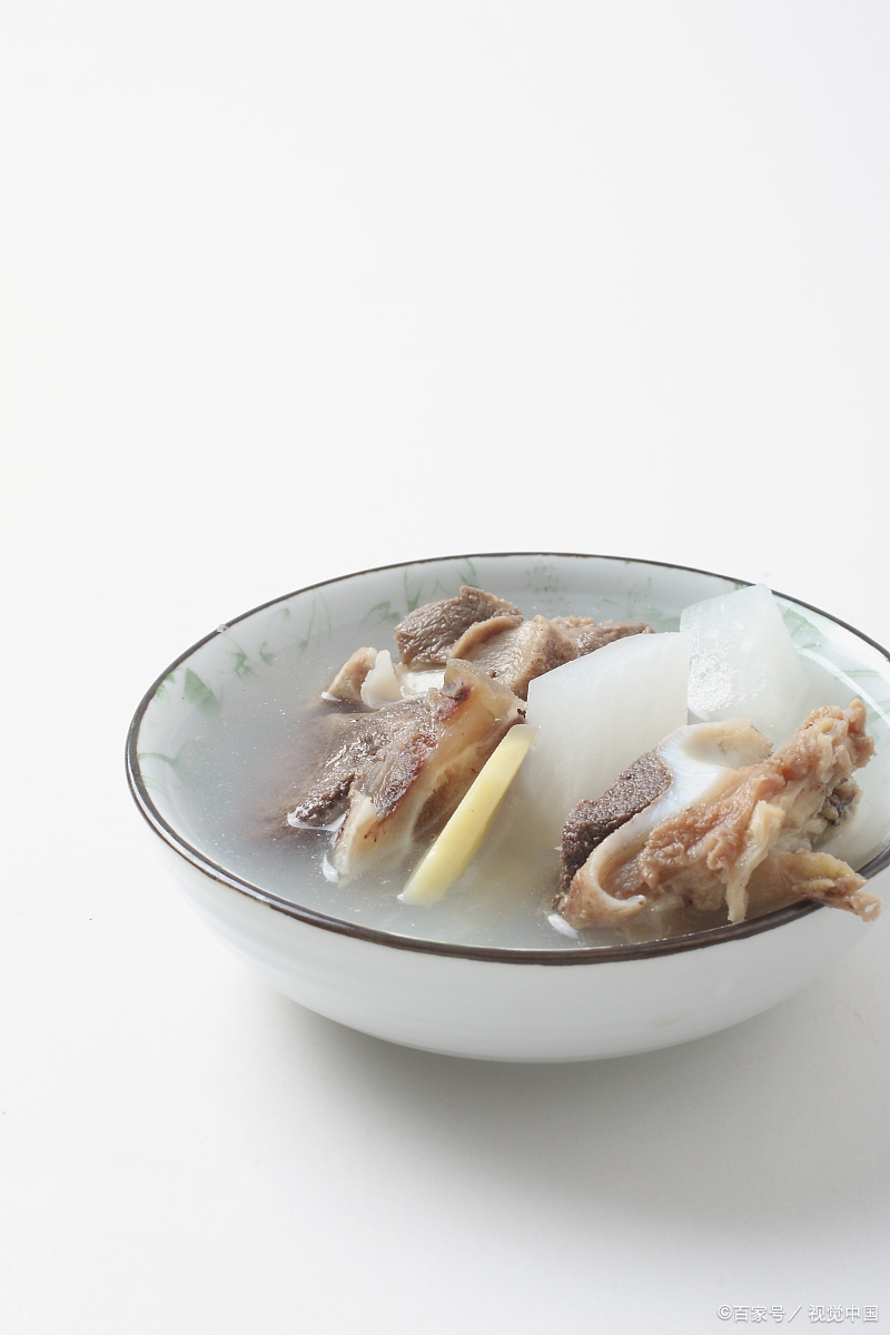 汤的种类很多,可以是丝瓜汤,冬瓜汤,排骨汤等等,每