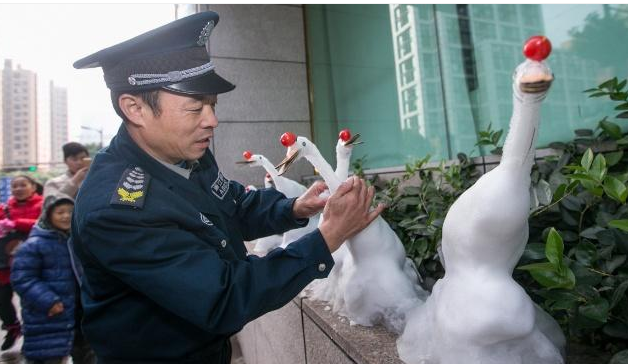 网红保安秀操作,银行门口堆雪人,雪人形象生动引众人围观!