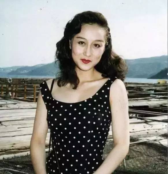 李连杰太太利智近照,56岁身材丰满仍有料,坐拥数亿资产安享晚年