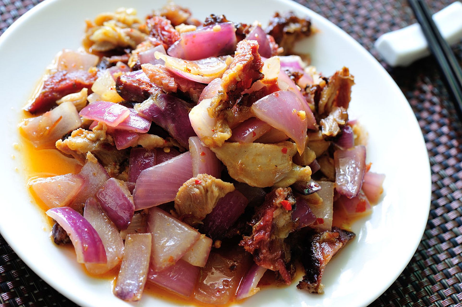 洋葱炒肉片 1. 2个洋葱,打匀,切成三角形.