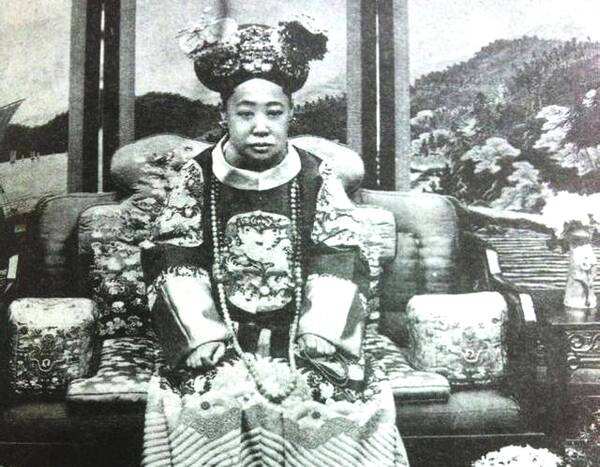 清朝宣统皇帝被赶出皇宫,前朝的那些太妃们去了哪里?