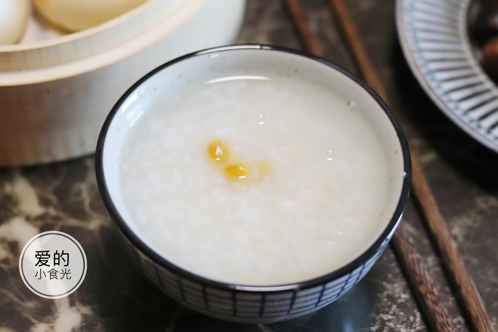 这碗是补脾养胃的芡实小米粥,寒冷的冬天早晨,还是比较适合吃点热腾腾