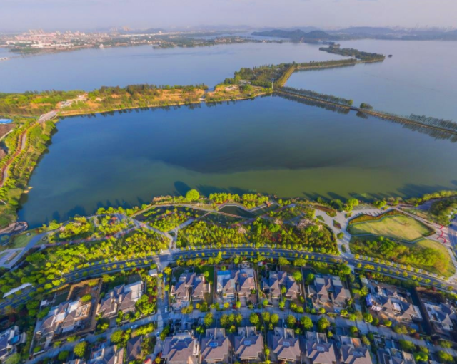 武汉南岸嘴地貌独特,有一些香港维多利亚港和美国纽约曼哈顿的风采