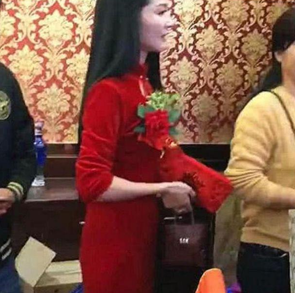 抖音"最美婆婆"火了,大红旗袍惊艳全场,网友:新娘压力山大!