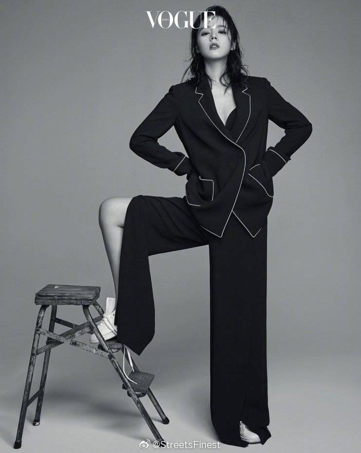 韩佳人:低调多年突然拍摄性感大片,原来身材这么惹火,颜值无边