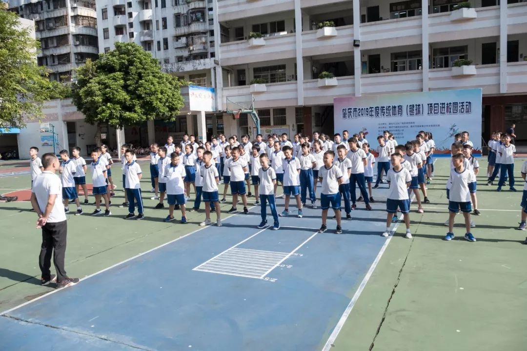 肇庆开展传统体育项目进校园!学生体验毽球运动乐趣