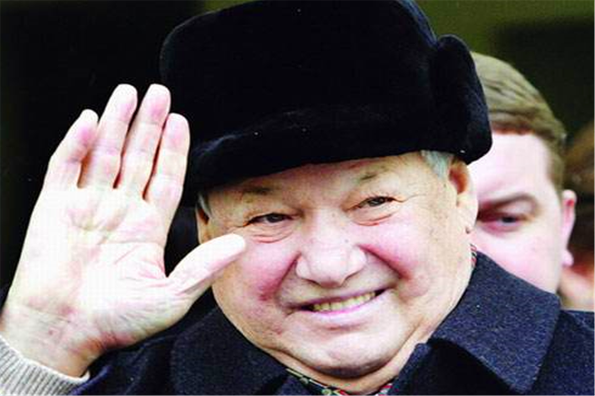 在 1919年的时候, 叶利钦就突然宣布离职,不在任职总统,而且当时他的