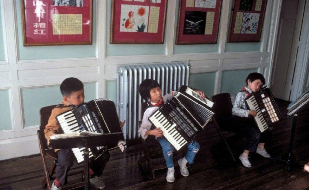 老照片:80年代我国青少年的学生时代!