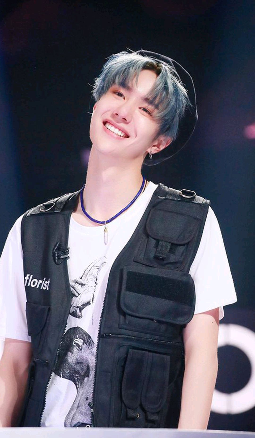 王一博太喜欢戴帽子了!这个美妆蛋博的图你看过了吗?