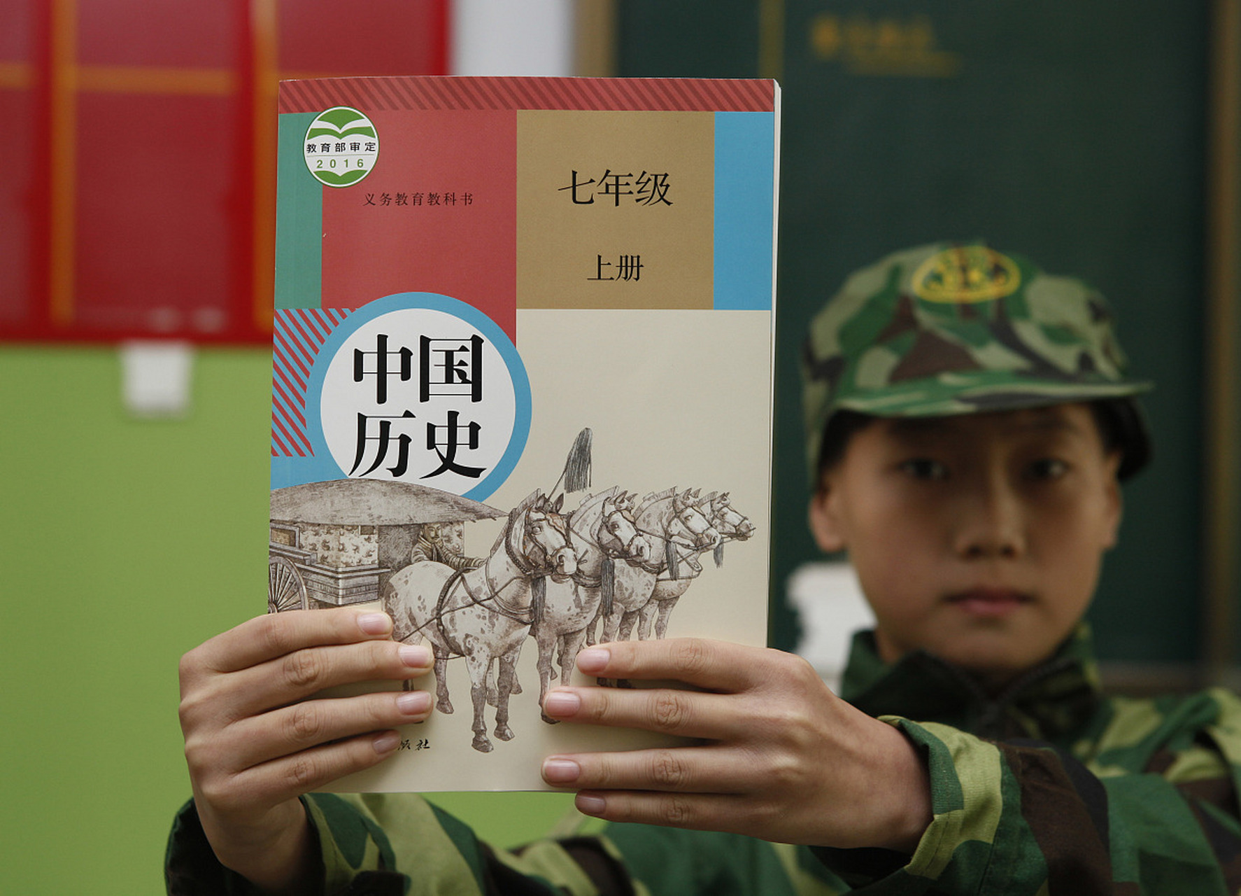 据了解,在今年修订的人教版《义务教育教科书中国历史八年级上册》中