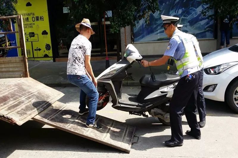 交警抓摩托车图片图片