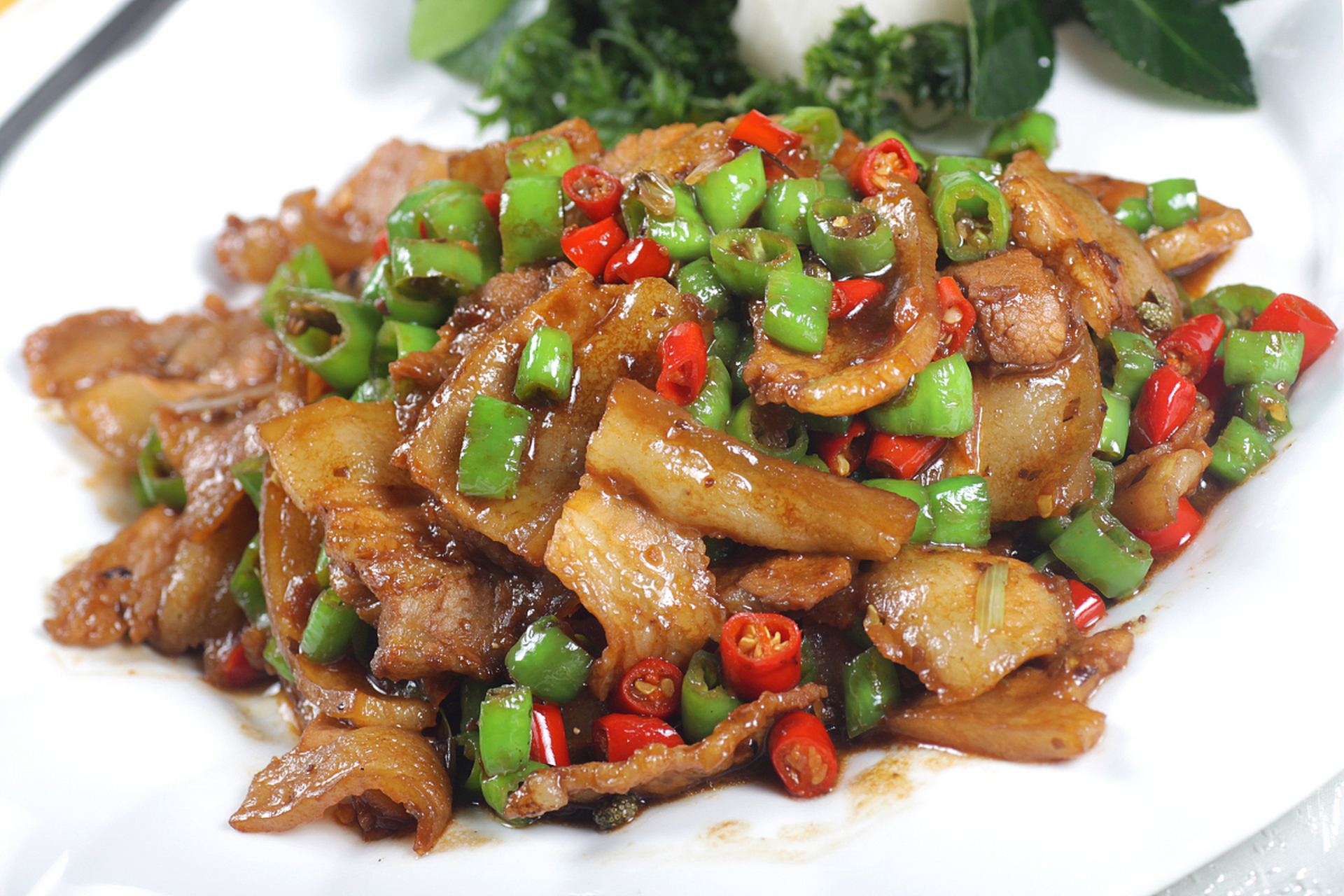 选螺丝椒,辣味足,口感佳;挑去皮五花肉,酱油腌制,入味深.