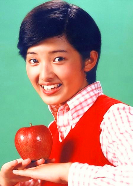 少女山口百惠应邀拍摄画报沉醉夏威夷沙滩,独自欣赏大海被偷拍!