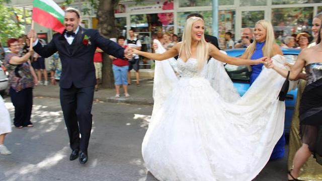 wwe拉娜和鲁瑟夫的关系有哪些你不知道的细节?光婚礼就举办两次