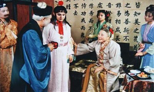 红楼梦脂抄本及程甲本都写宁国公有四个儿子,程乙本咋四改二