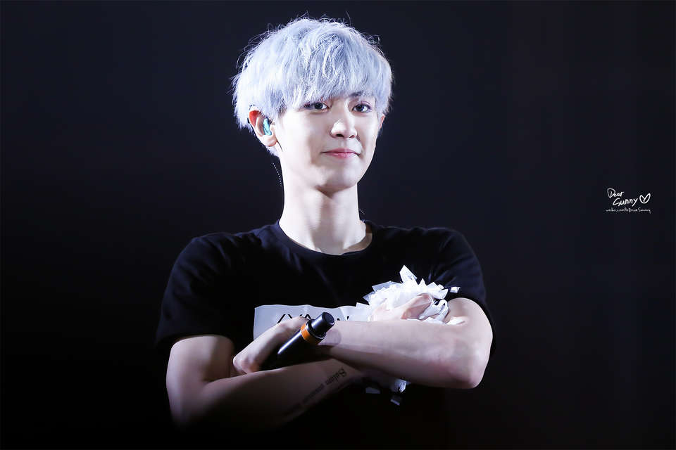 exo的朴灿烈,银发西歪也散发着不可阻挡的魅力