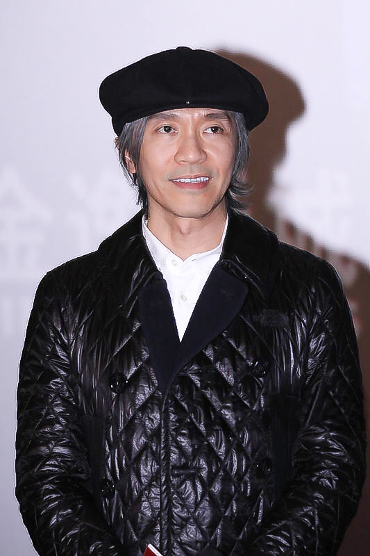 嫩嫩的星仔啊,李小龙的发型,李小龙的姿势,我们必须得感谢李小龙先生