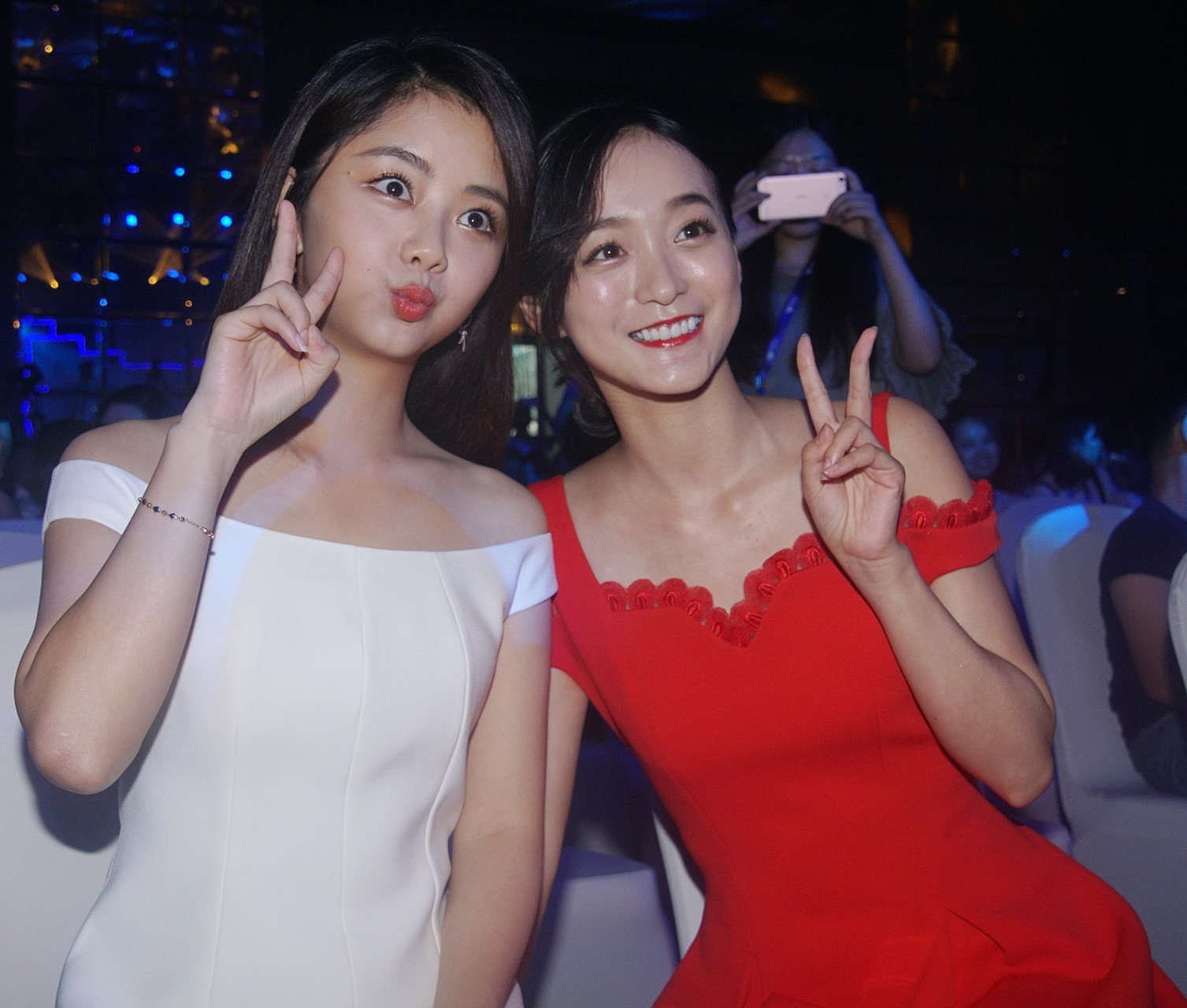 像不像是,朱砂痣与白月光?#谭松韵# #何泓姗