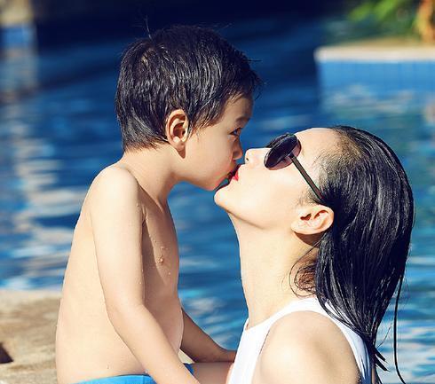 《麻雀》里嫂子王婉娟的儿子真是帅的无可救药,眼睛那是相当好看