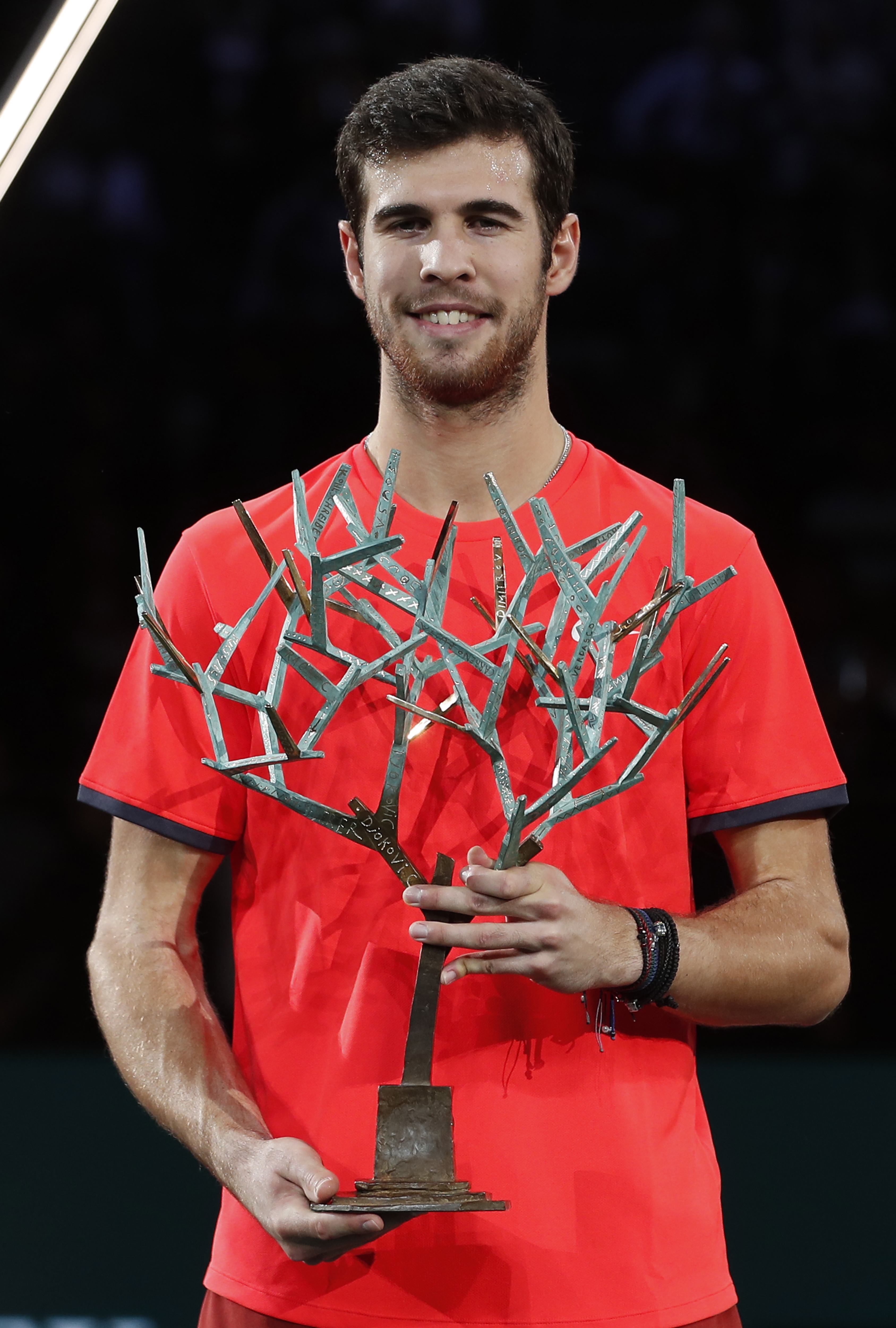 当日,在巴黎网球大师赛男单决赛中,俄罗斯选手卡恰诺夫以2比