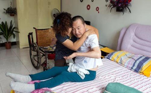 王红梅是一个农村人,家里条件不是很好,初中毕业后就进城打工,虽然她