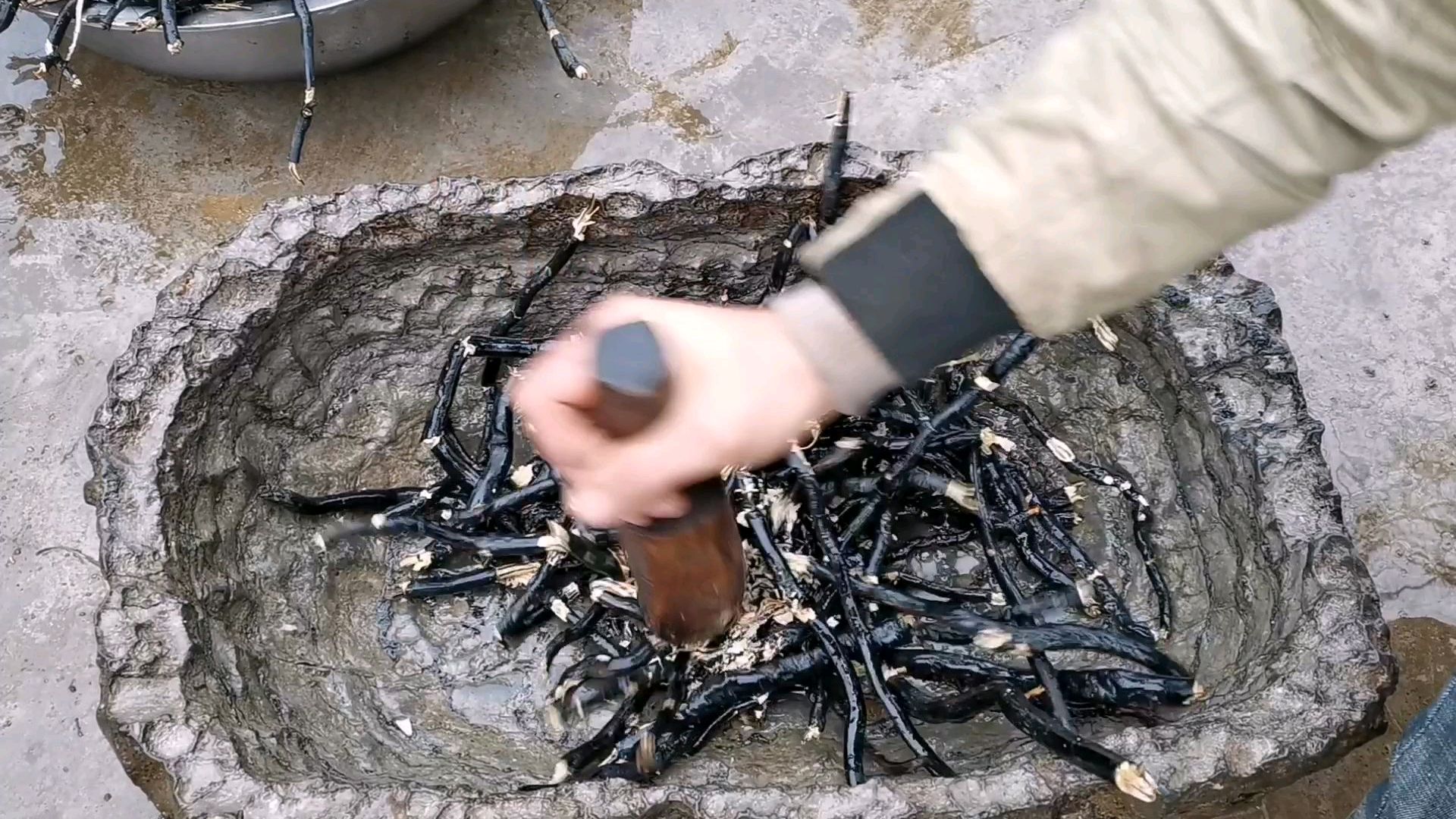 农村大山里的蕨菜根,古法做成美味的蕨根粉,实拍记录全过程