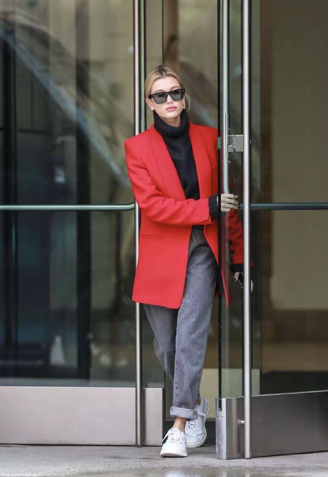 海莉比伯街拍,大红色西装也能搭配得这么好看,头饰更是吸睛神器