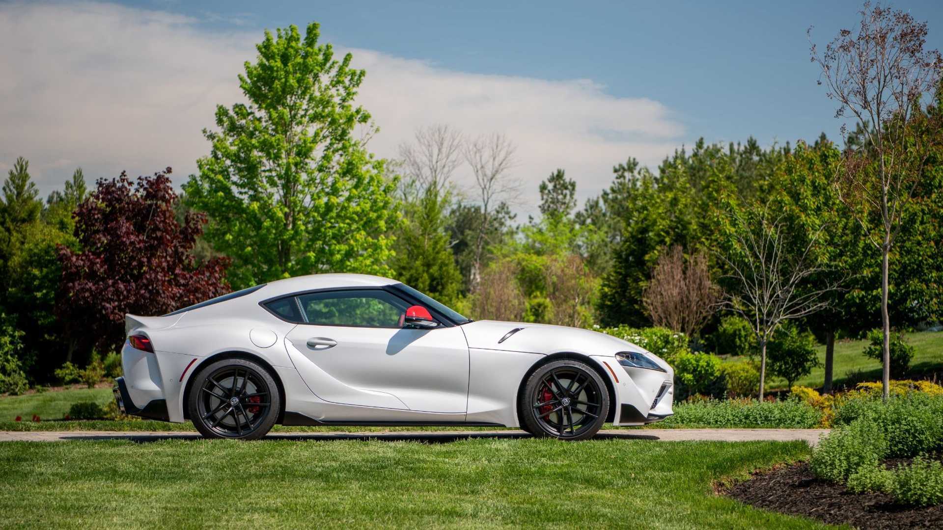 全新丰田supra侧面