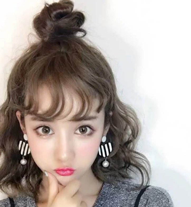 每天披着头发太单调,这几种扎发看一眼就会,很容易让男神忘不掉