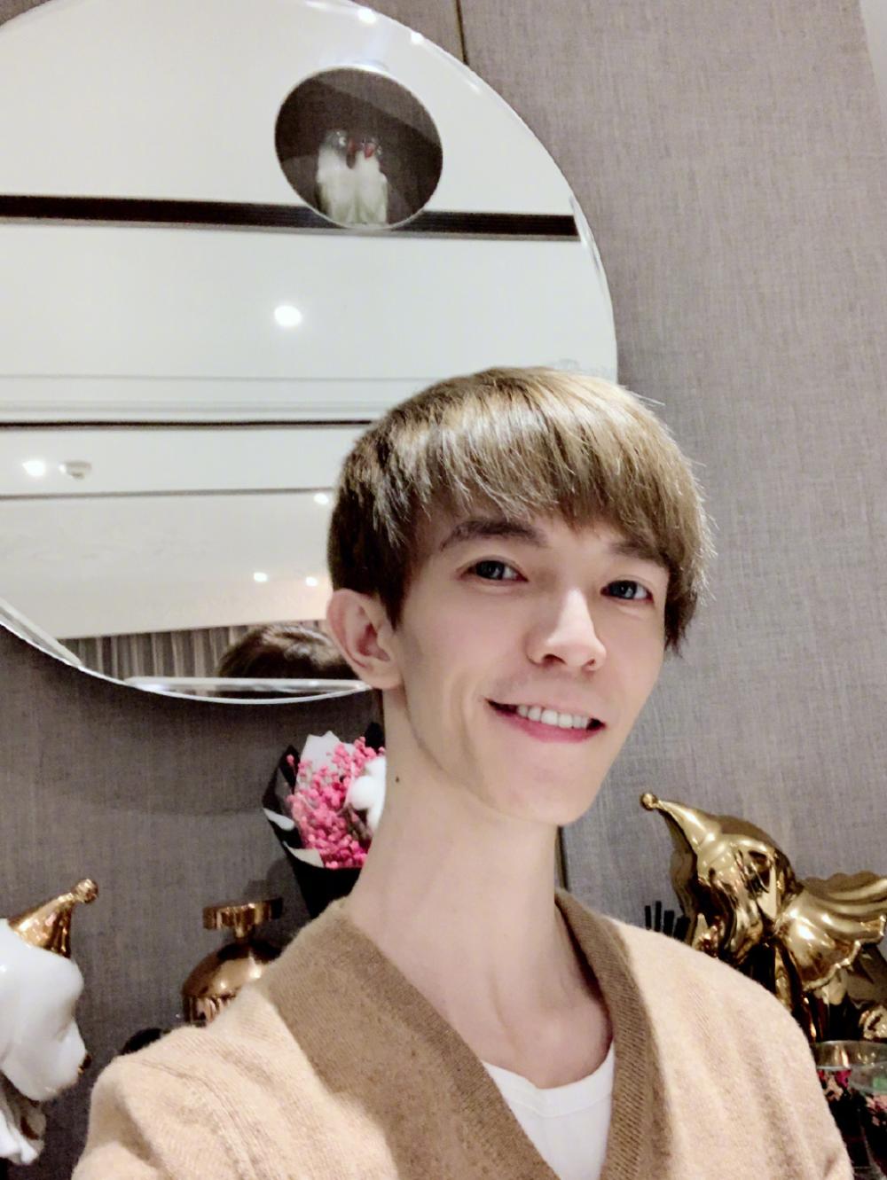 网友大呼脸太瘦认不出来了