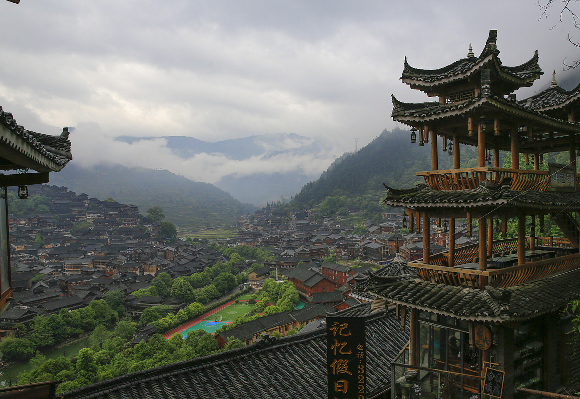 湘西苗寨位于中国湖南省西部,是苗族文化的代表之一.