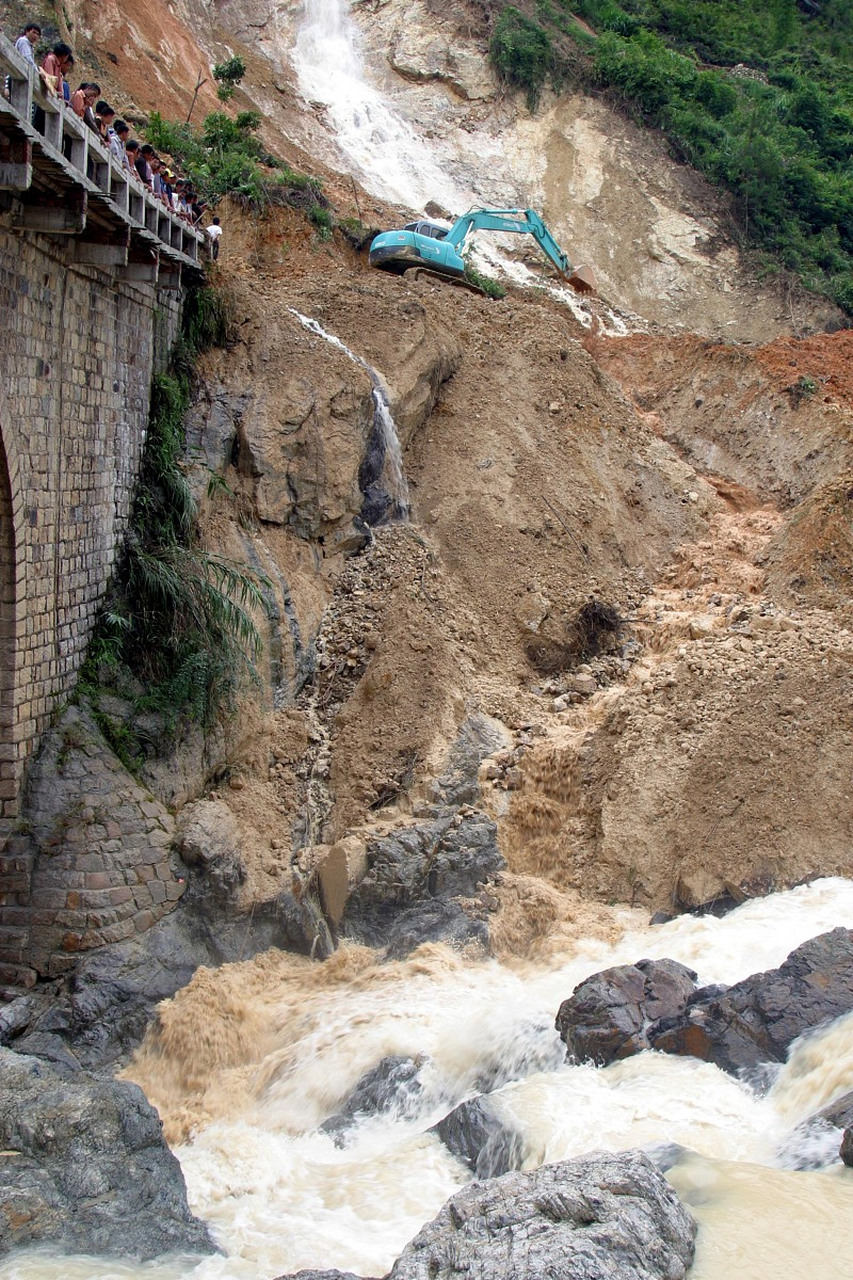 自然灾害# 泥石流的冲击力和破坏力很强大,可以摧毁房屋,道路,桥梁和