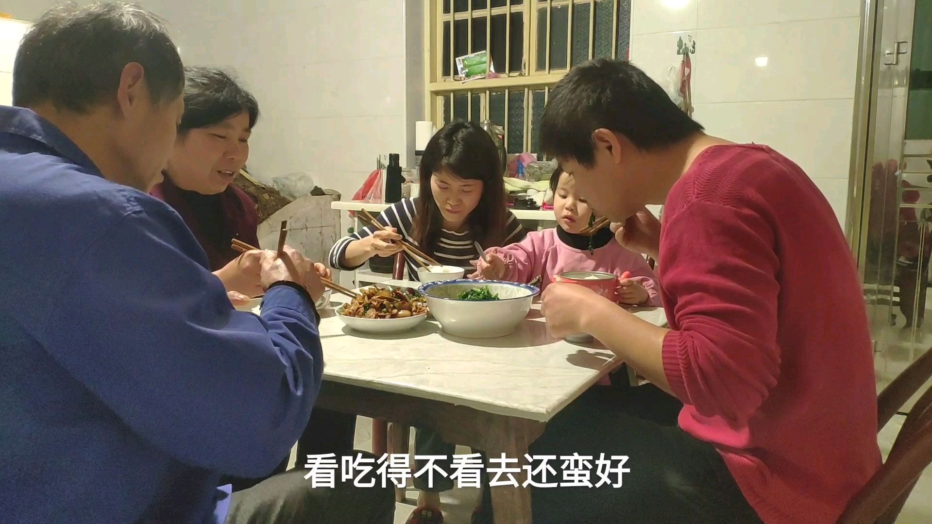 奶奶存放二年的萝干菜今天拿来炒荤菜吃,还是原来的味道