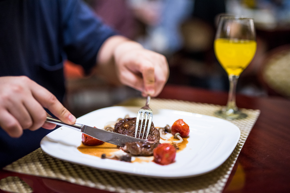 中国人学习使用刀叉很容易,西方人使用筷子却费劲,国人太聪明?