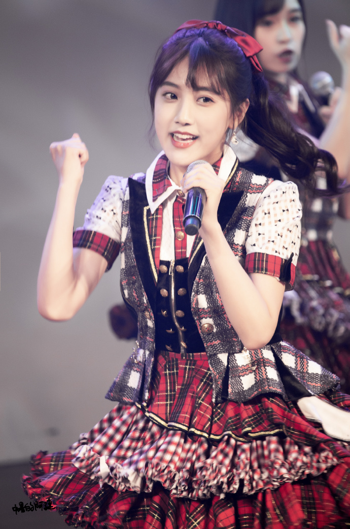 李艺彤和外星人跳舞# 看到有新人来超话好感动 这里是李艺彤的舞台