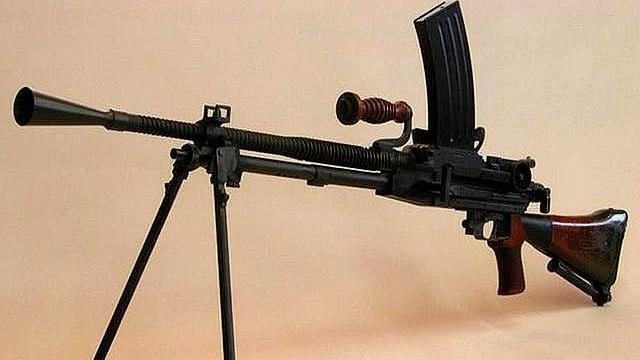 日本九六式轻机枪,一款捷克式和歪把子结合而来的"拐把子"机枪