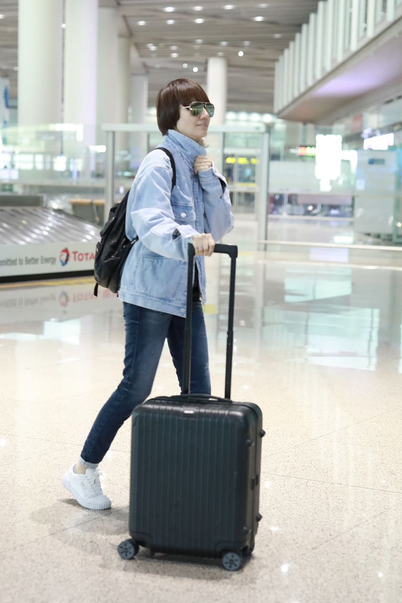 袁泉街拍:羊羔毛牛仔夹克牛仔裤小白鞋 简约休闲