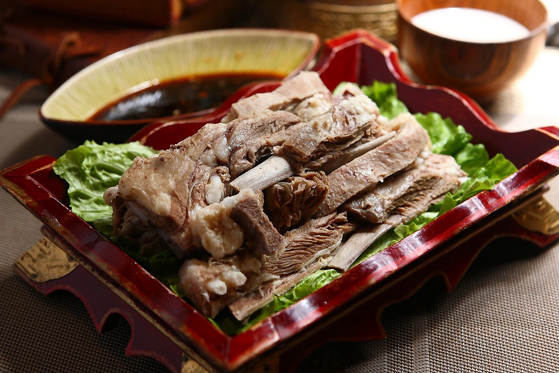 感恩传统菜攻略# 手抓肉是一道非常受欢迎的草原美食,通常被认为是