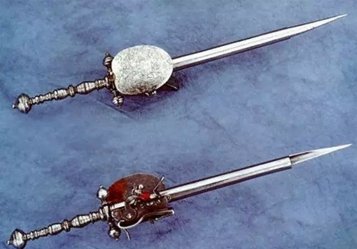 印度软剑 印度是一个奇葩国家,连他们的武器都这么脑洞大开,我们正常