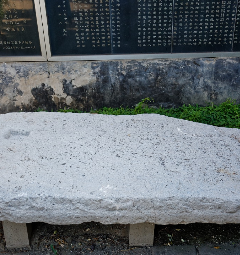 庄南河沿上,有一块平整的大青石,像一张石床,朱元璋放牛累了,就偃卧其